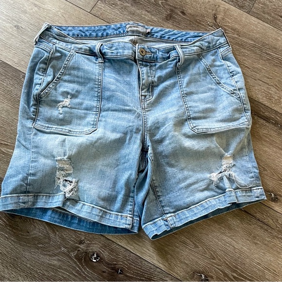 TORRID Vintage Stretch Mid-Rise Shorts Medium Wash Size 18 - Picture 2 of 8